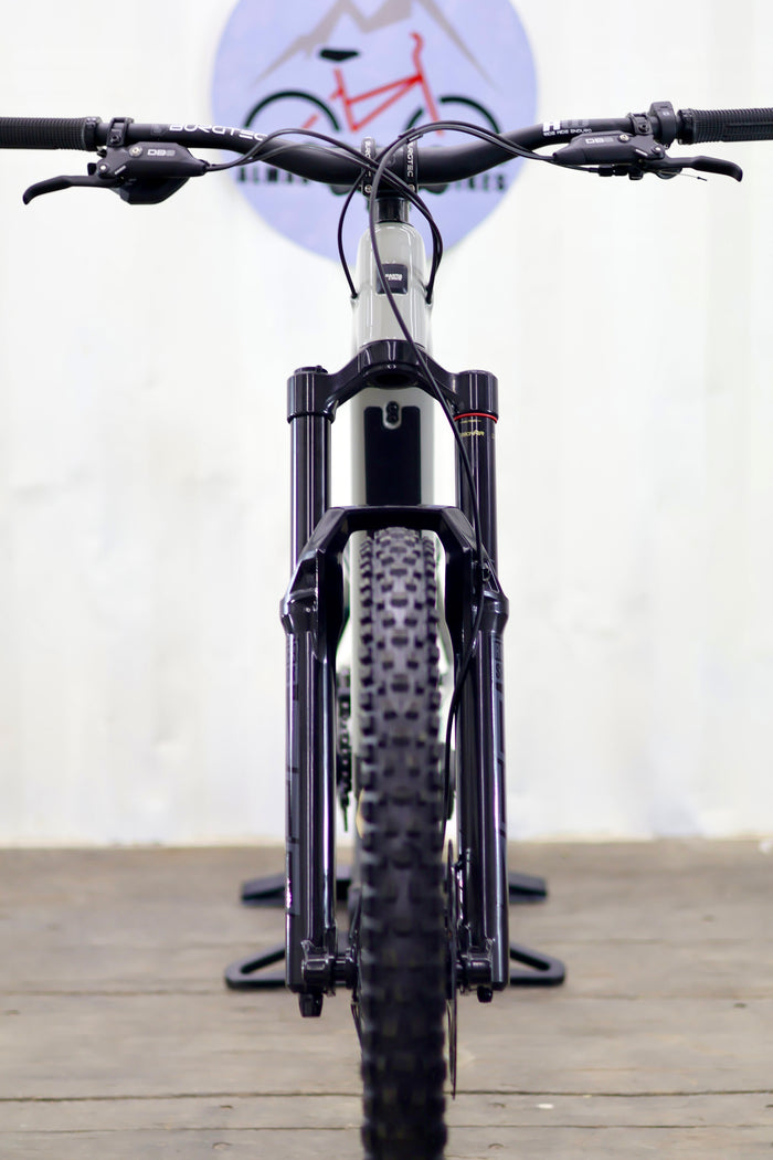Santa Cruz Vala Kit 70 eBike 2027 Carbon (Nueva)
